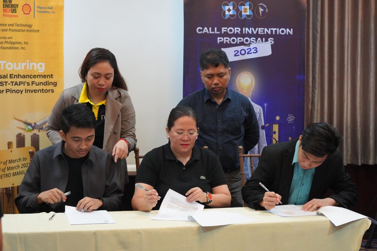 Officials and clients of DOST-TAPI sign a Memorandum of Agreement for application of intellectual property rights.